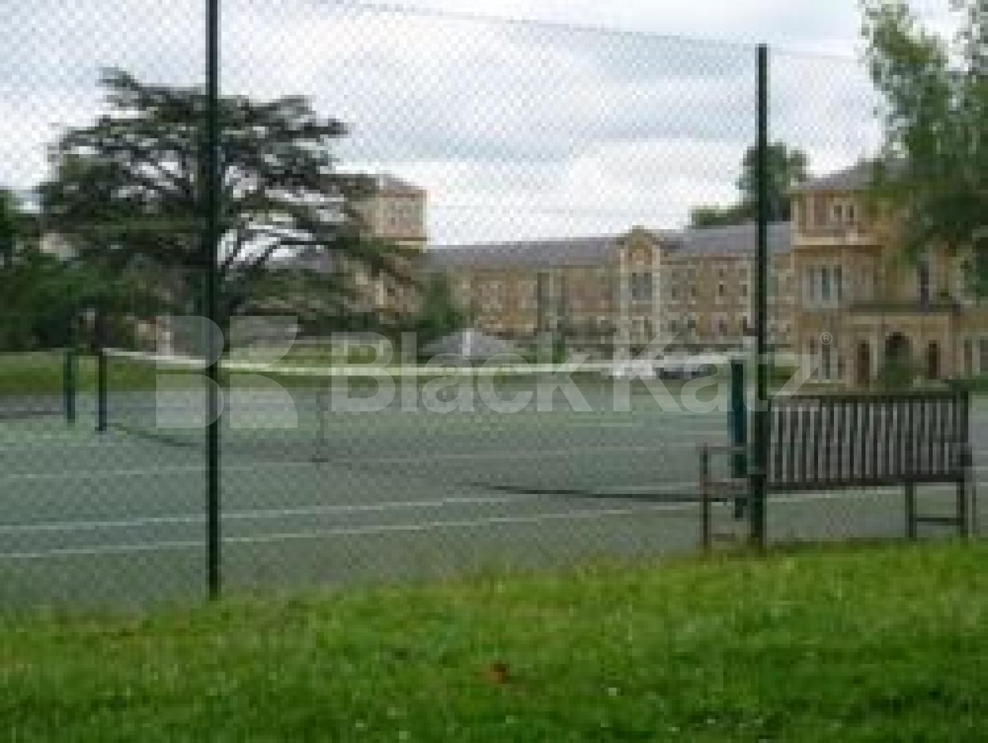 			LET, 3 Bedroom, 1 bath, 1 reception Serviced Apartments			 Princess Park Manor, Frien Barnet